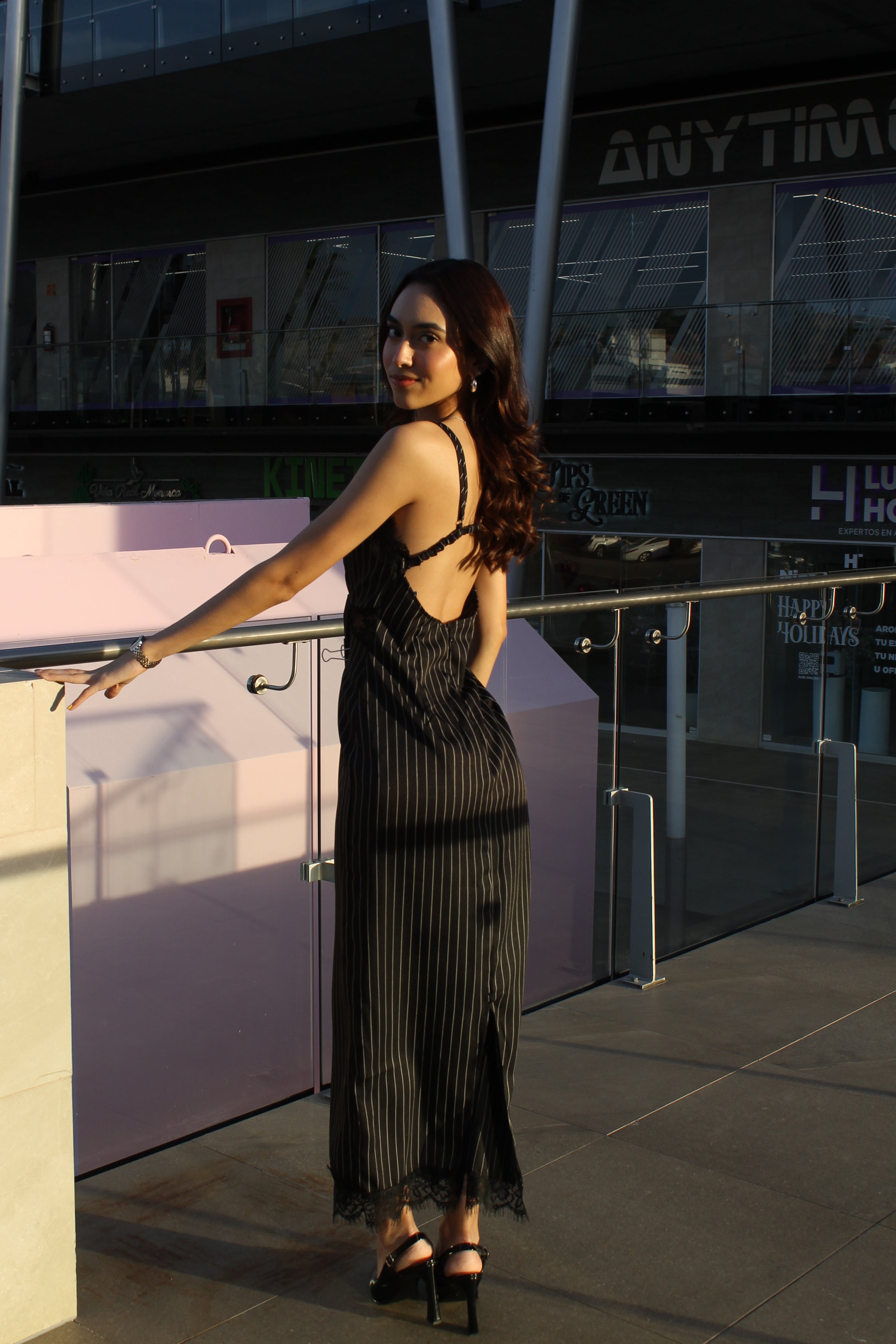 VESTIDO MIDI NEGRO DE RAYAS/ENCAJE