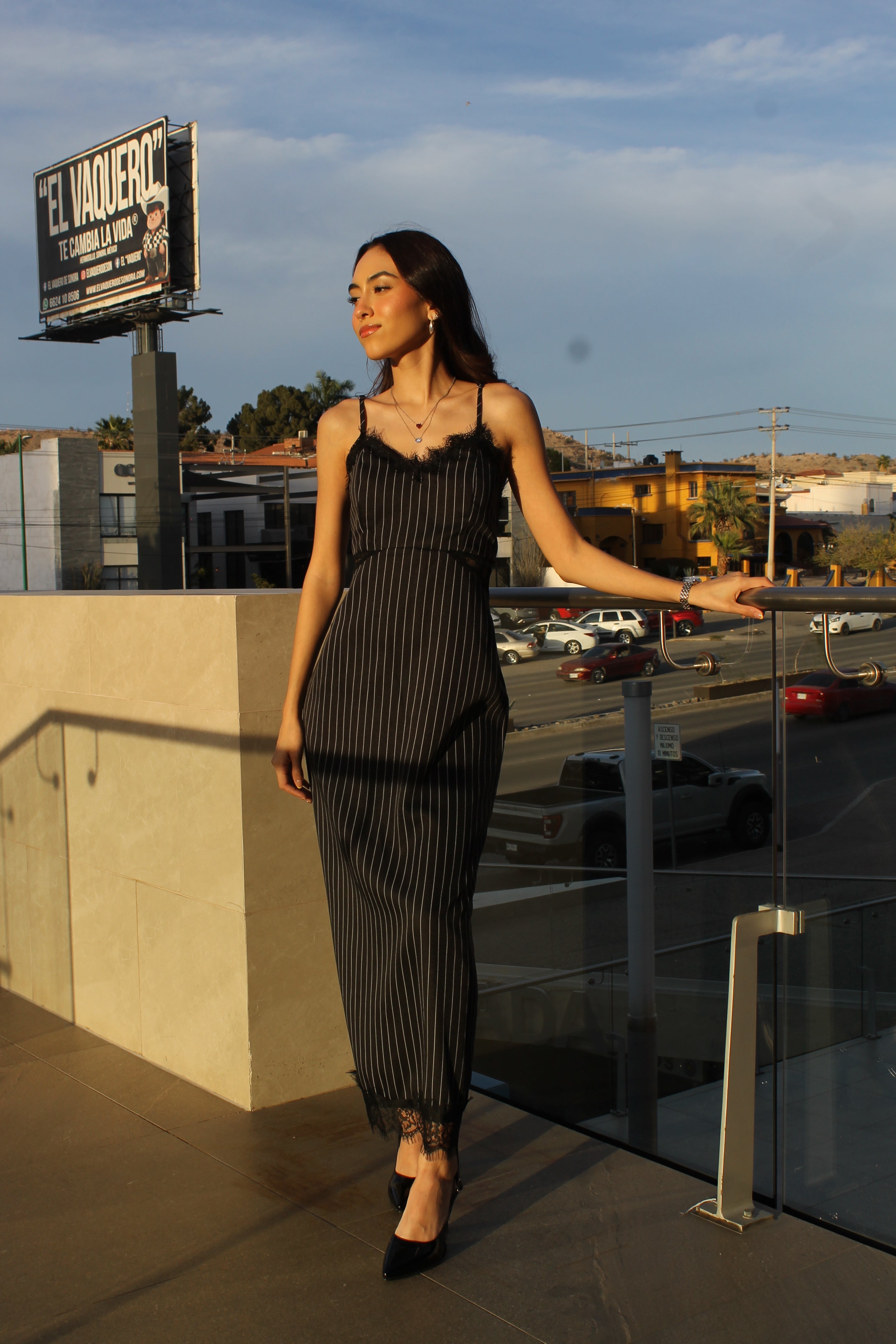 VESTIDO MIDI NEGRO DE RAYAS/ENCAJE