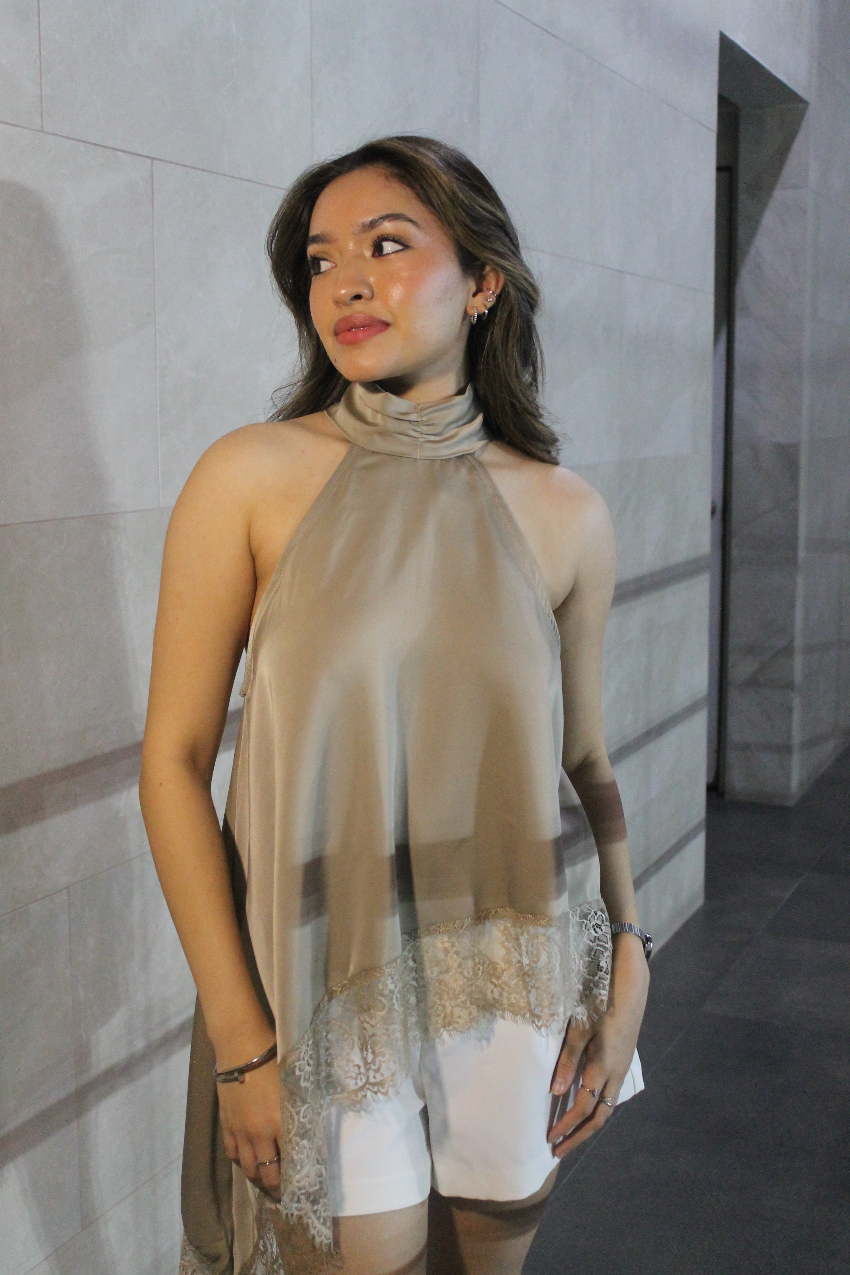 TOP HALTER SATÍN CHAMPAGNE ENCAJE