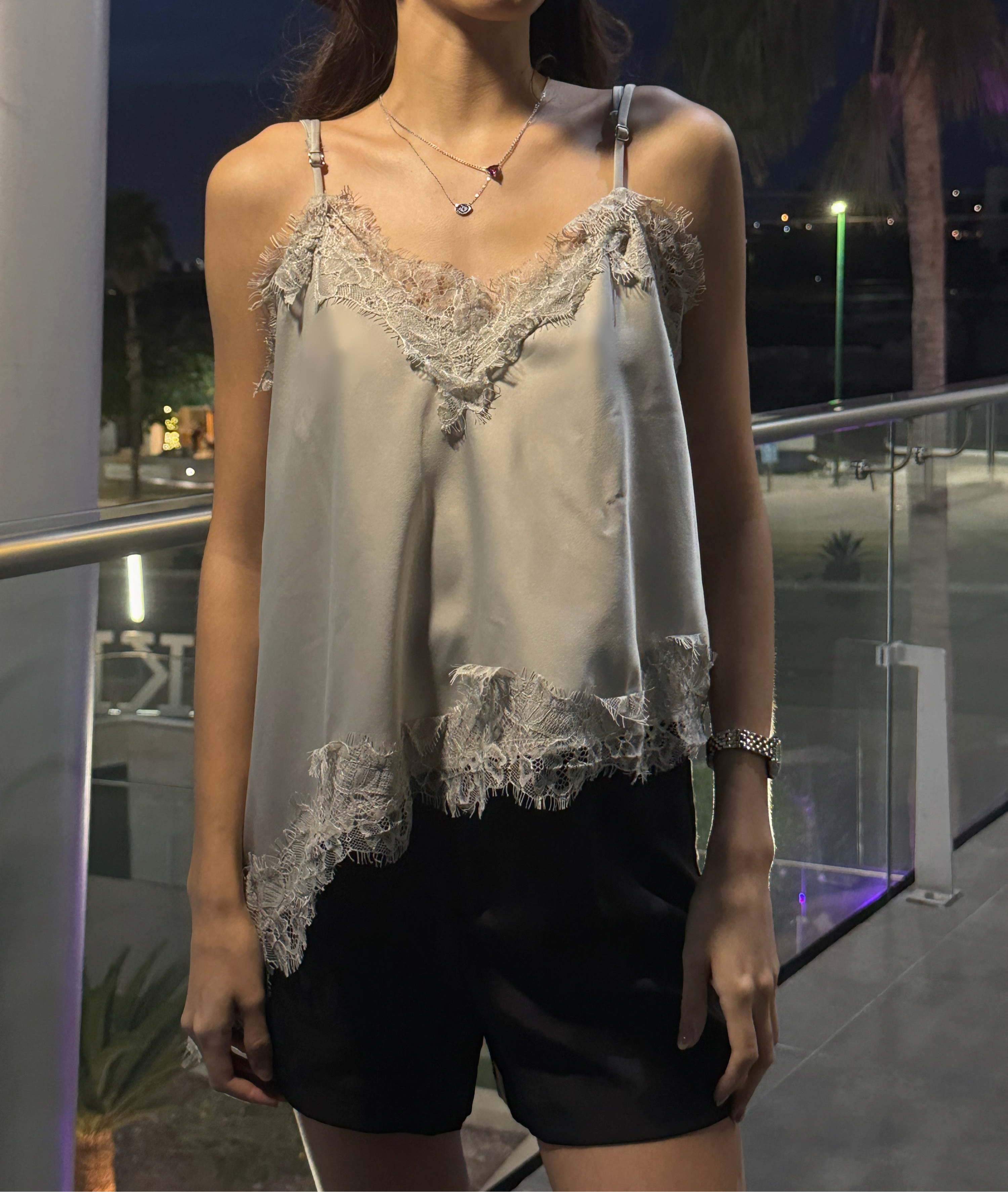 TOP GRIS SATÍN ENCAJE ASIMÉTRICO