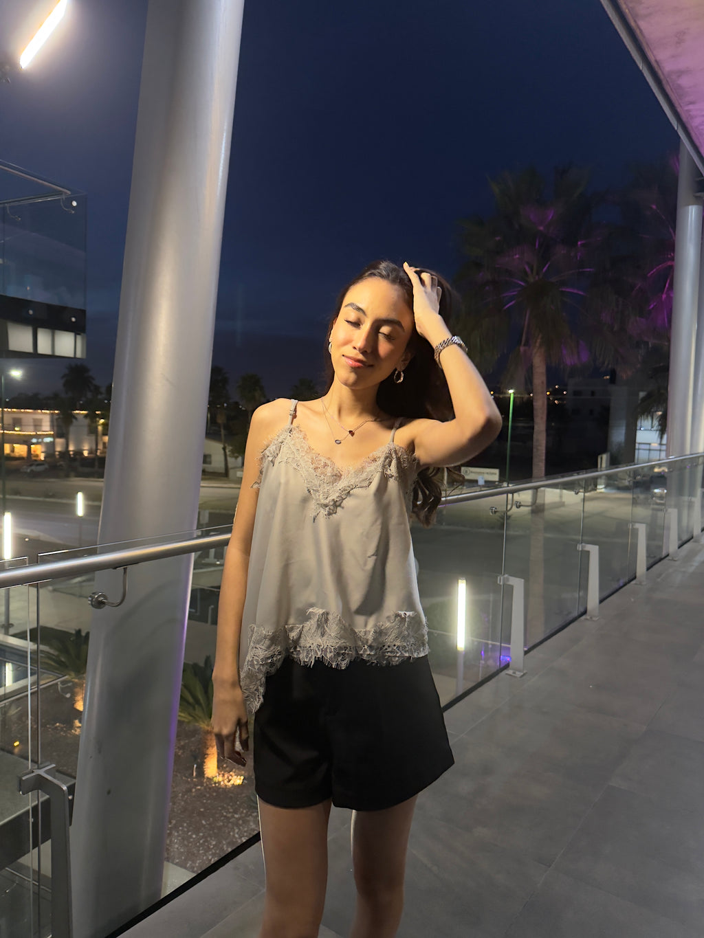 TOP GRIS SATÍN ENCAJE ASIMÉTRICO