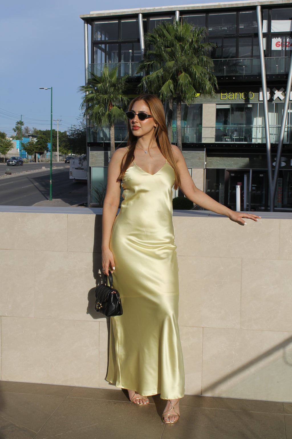 VESTIDO AMARILLO SATÍN LARGO