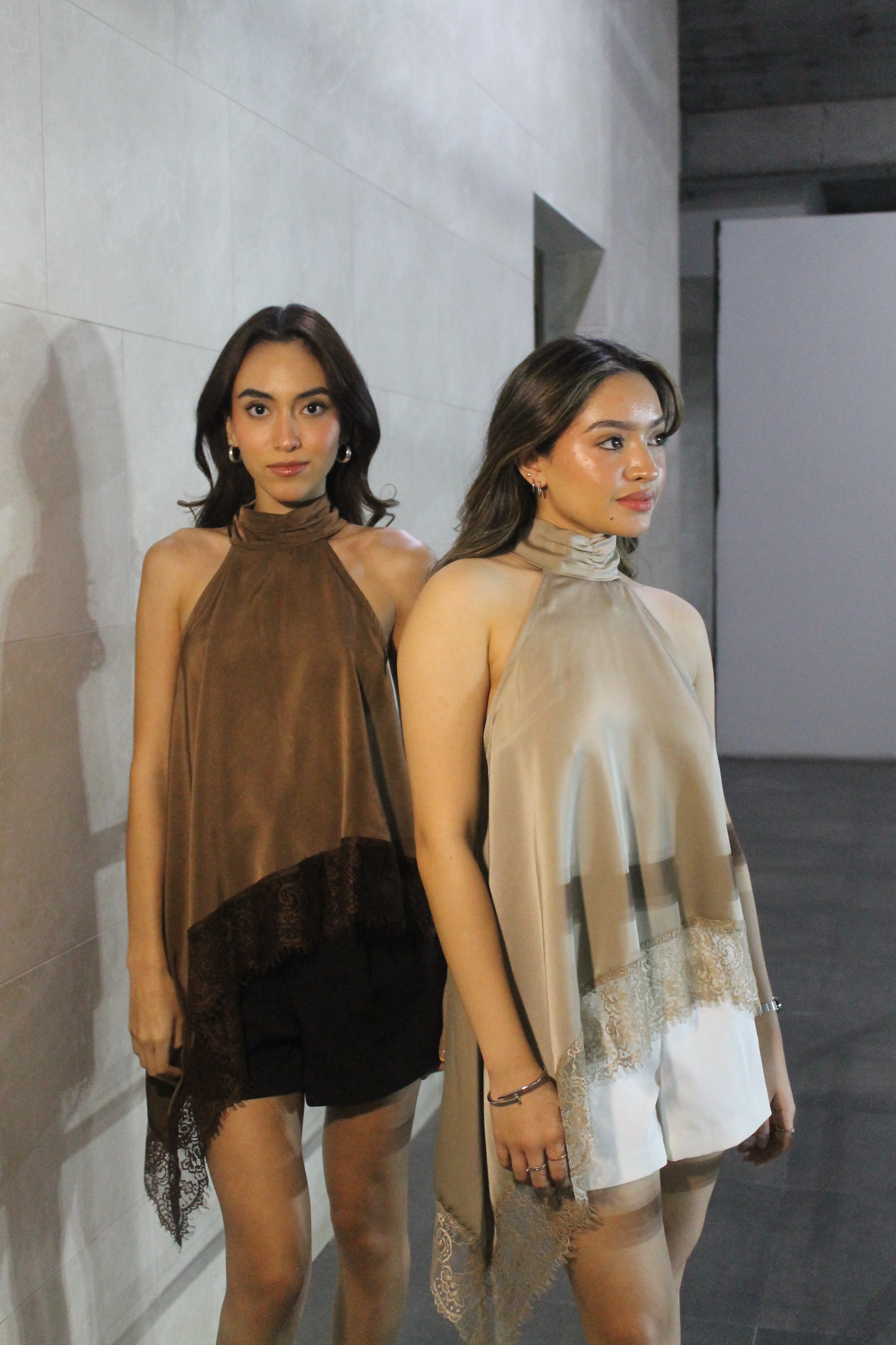 TOP HALTER SATÍN CHAMPAGNE ENCAJE