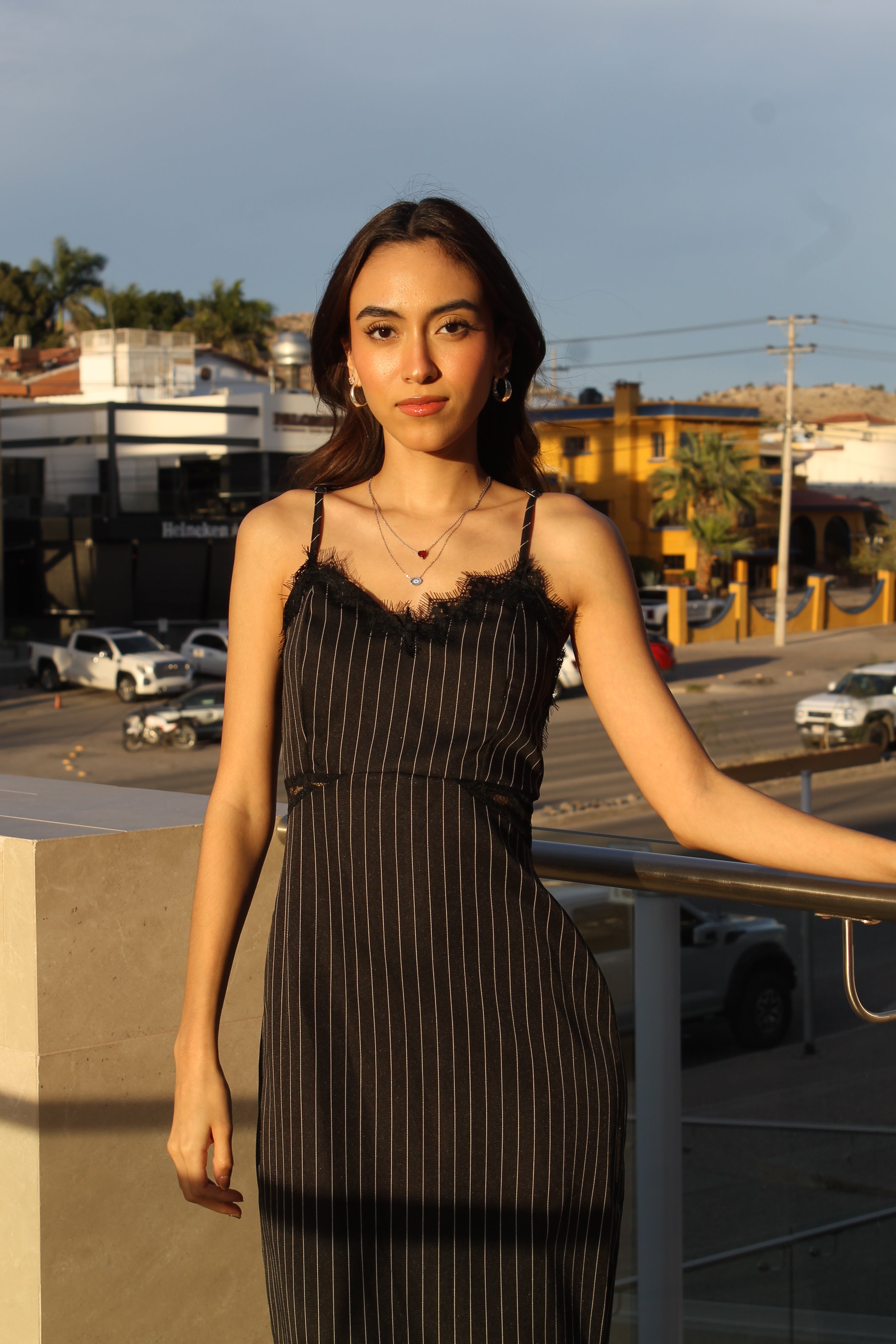 VESTIDO MIDI NEGRO DE RAYAS/ENCAJE