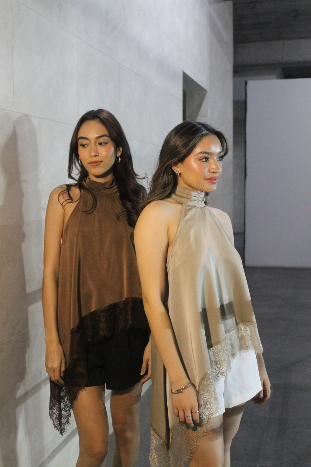 TOP HALTER SATÍN ESPRESSO