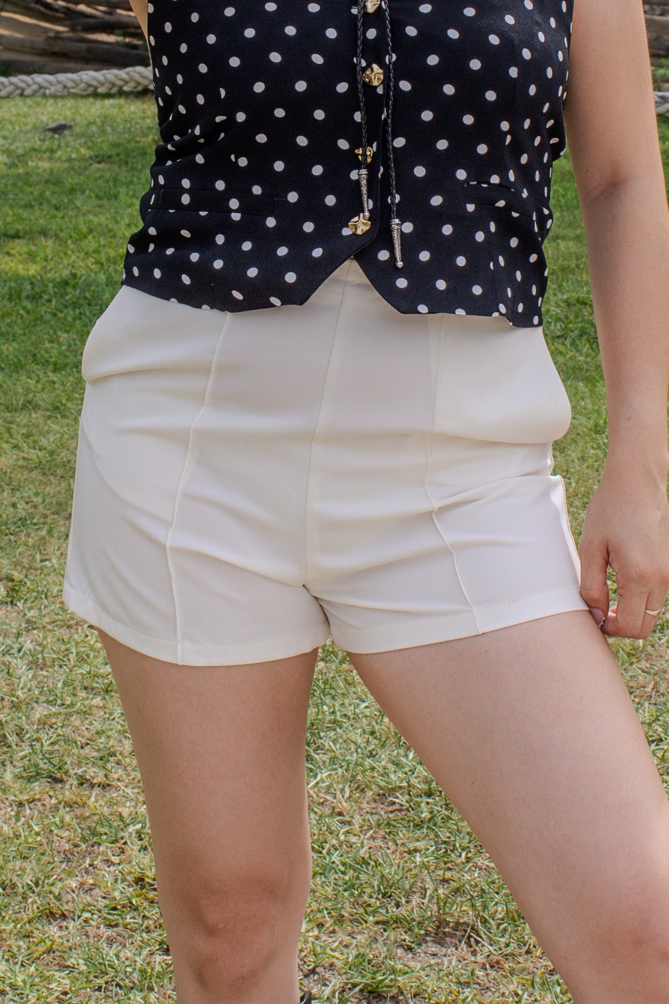 SHORT IVORY ALTO SIN BOTÓN