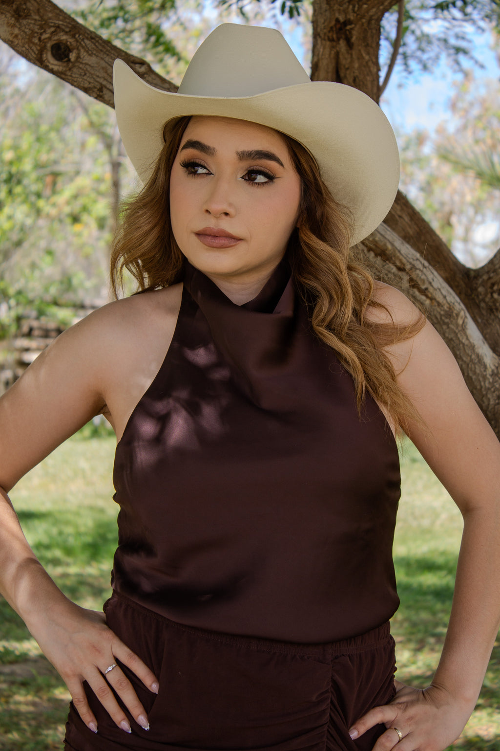 BLUSA HALTER SATÍN CAFÉ