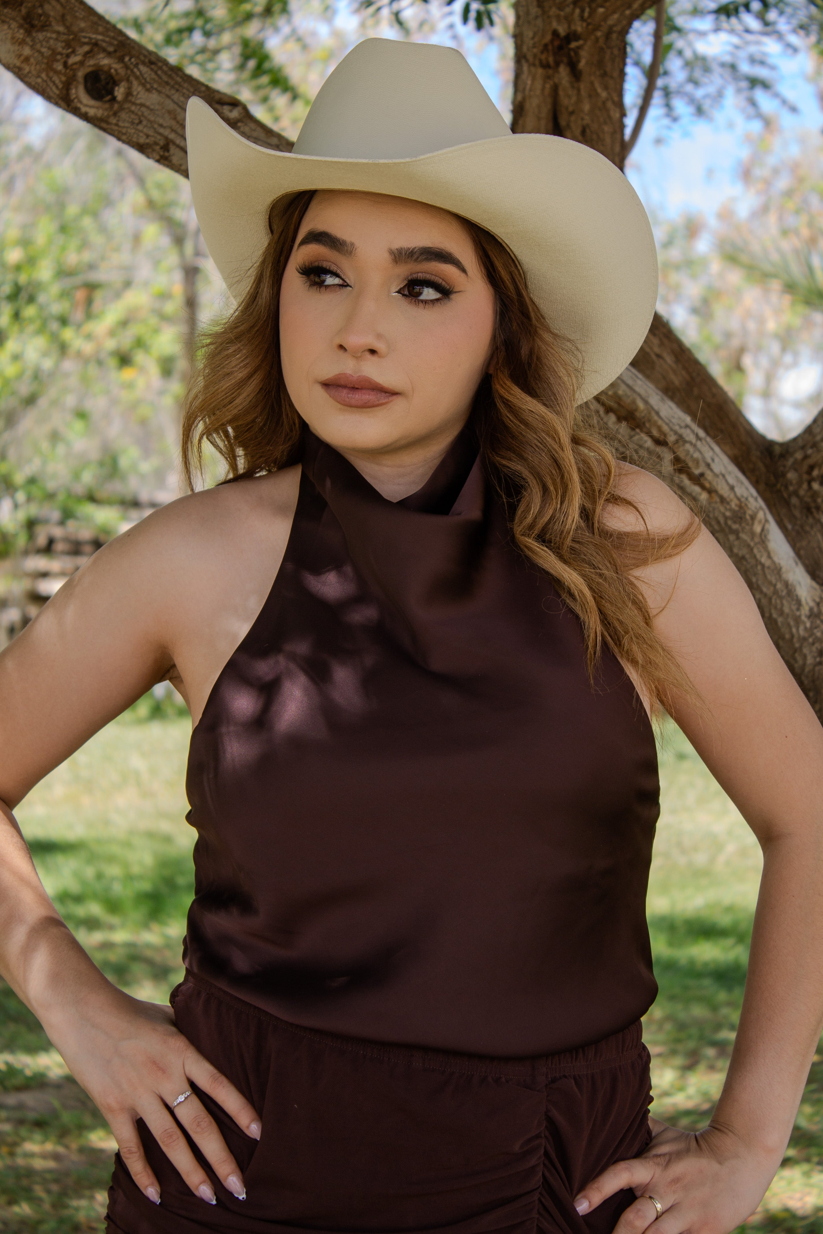 BLUSA HALTER SATÍN CAFÉ
