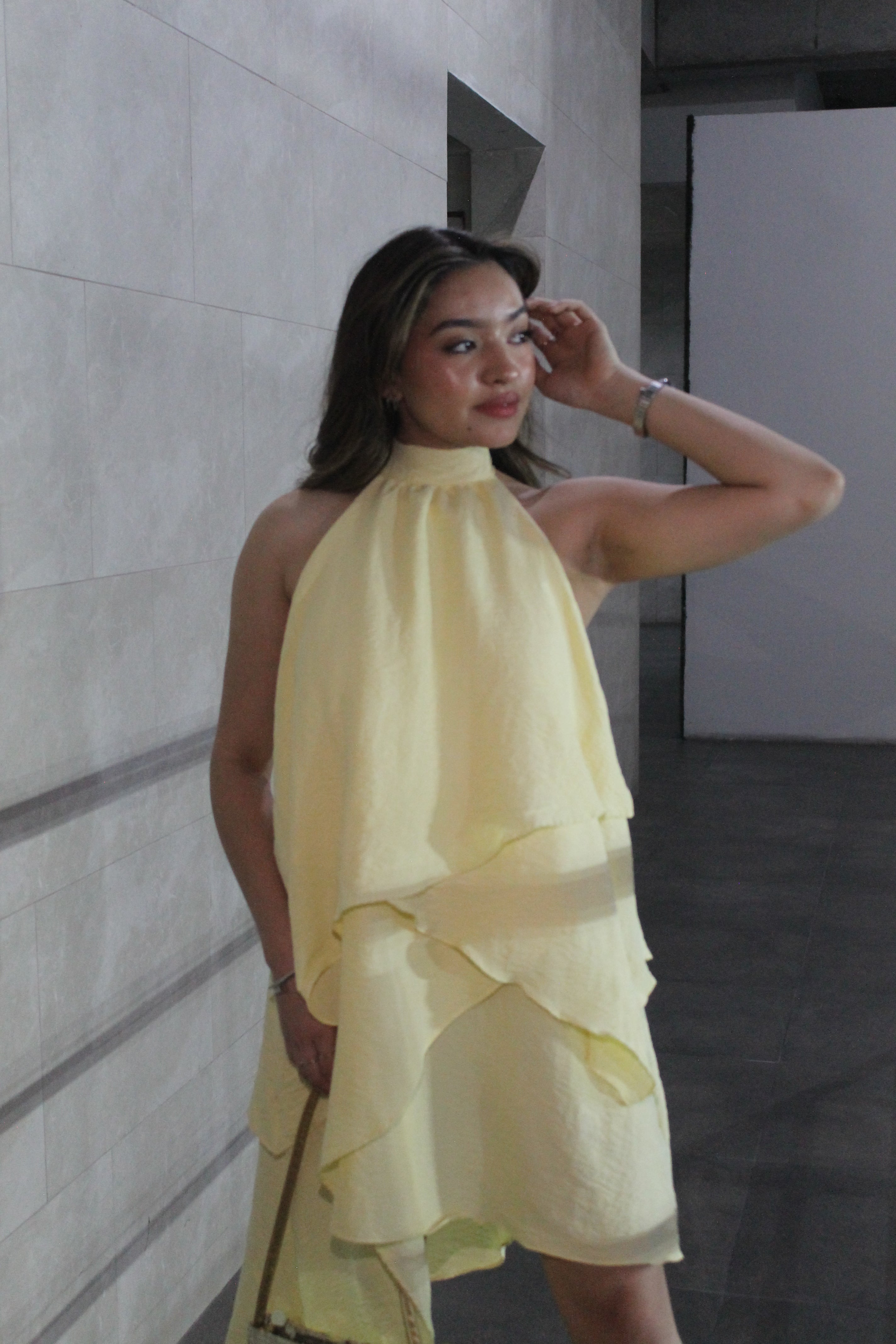 VESTIDO AMARILLO HALTER CORTO