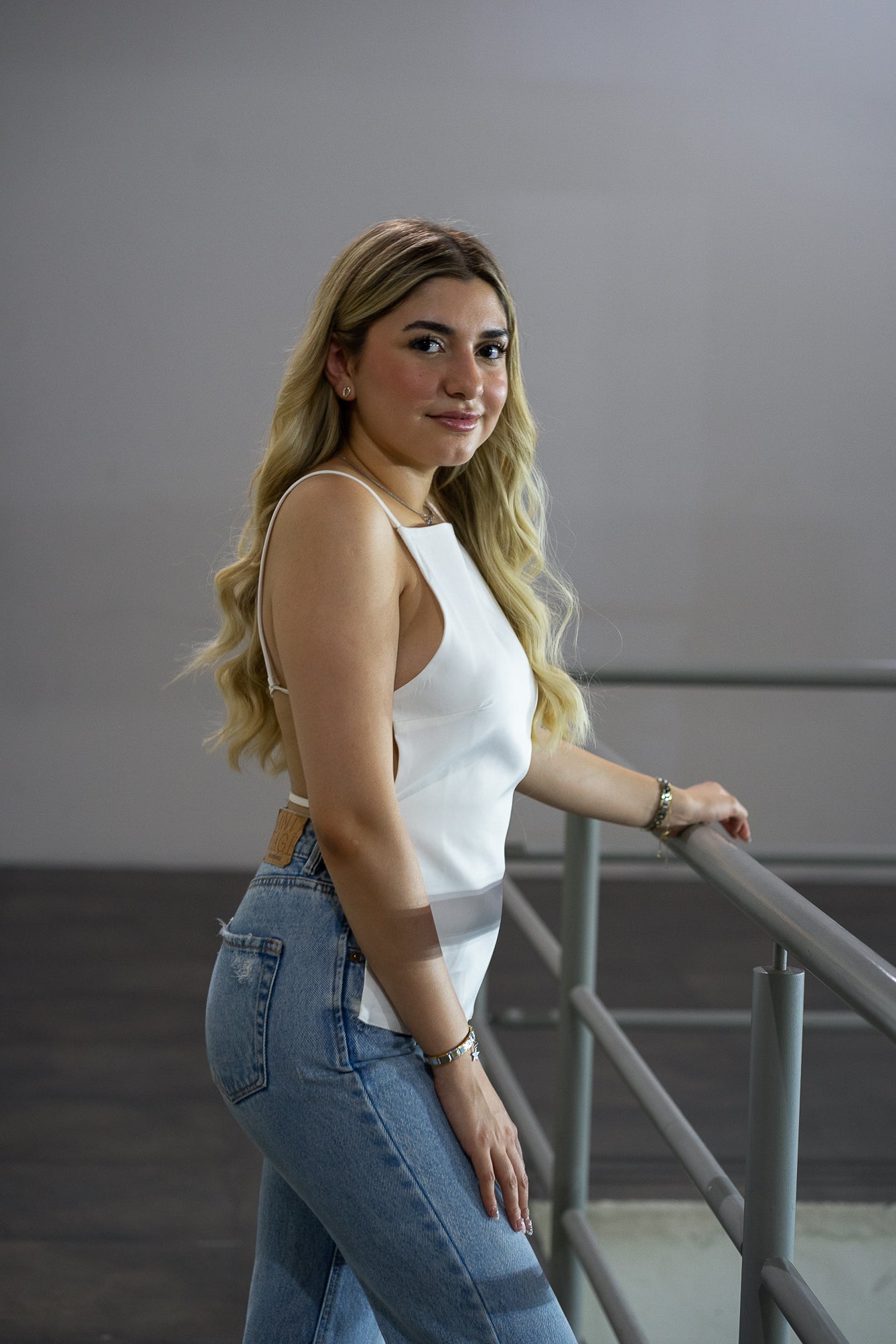 WHITE BACKLESS TOP