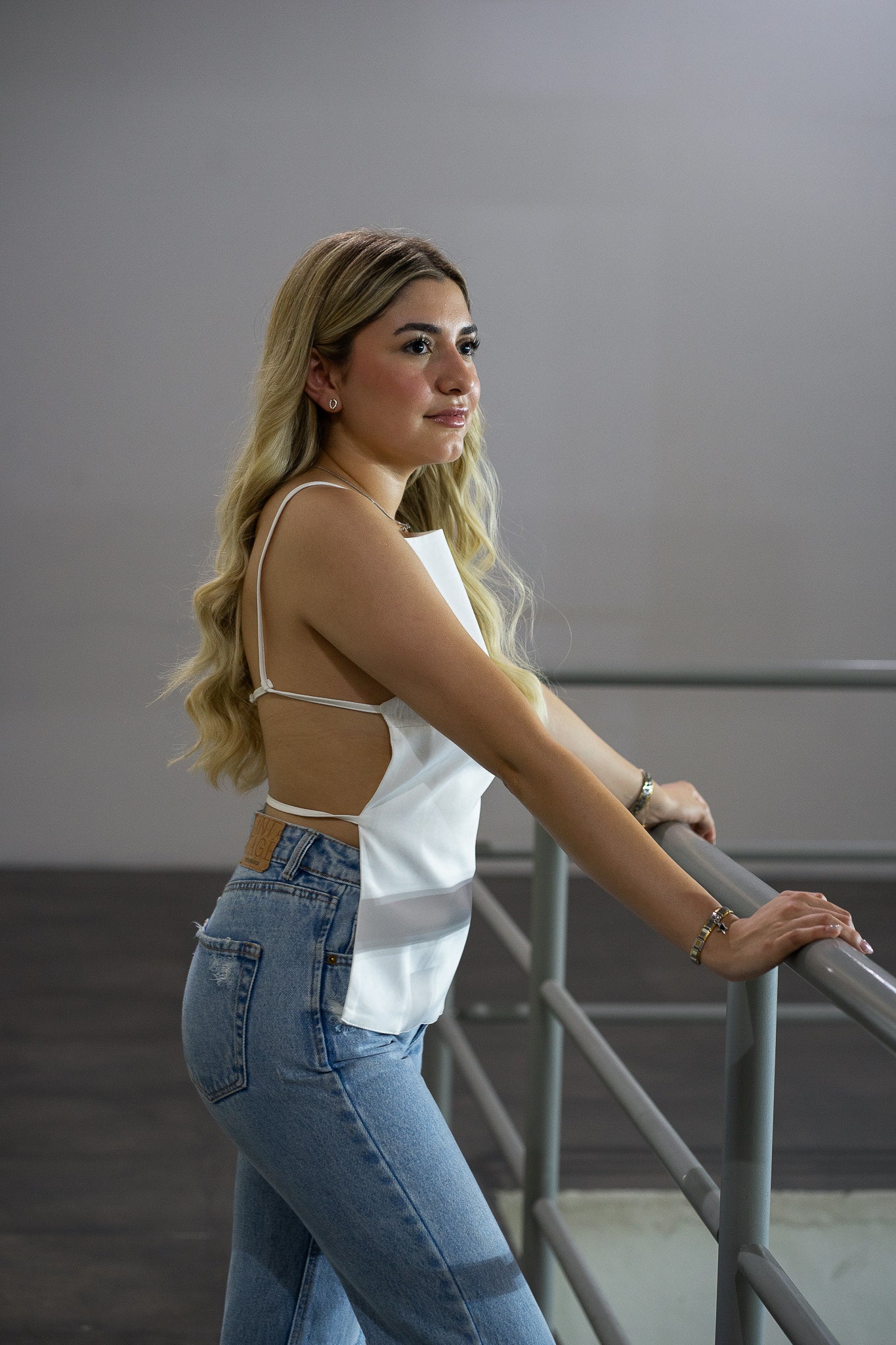 WHITE BACKLESS TOP