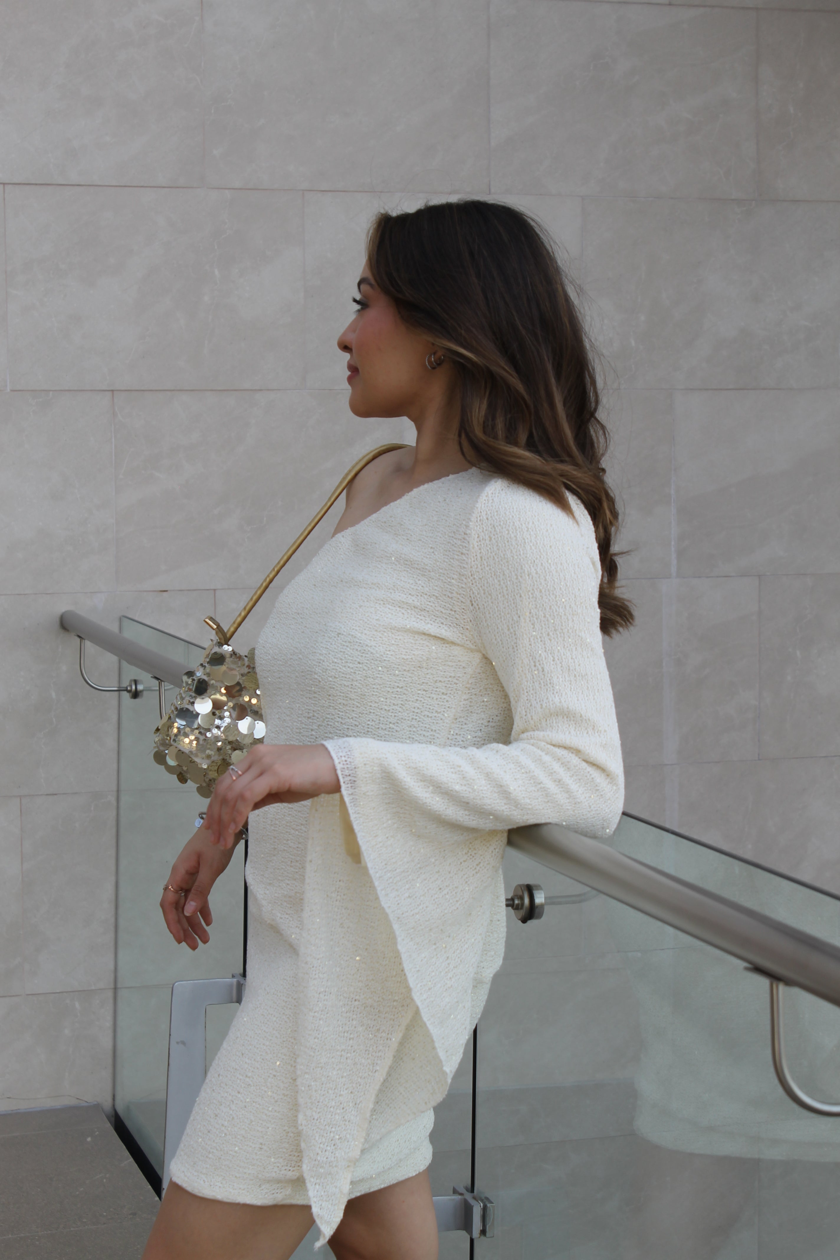 VESTIDO BEIGE SIN HOMBRO