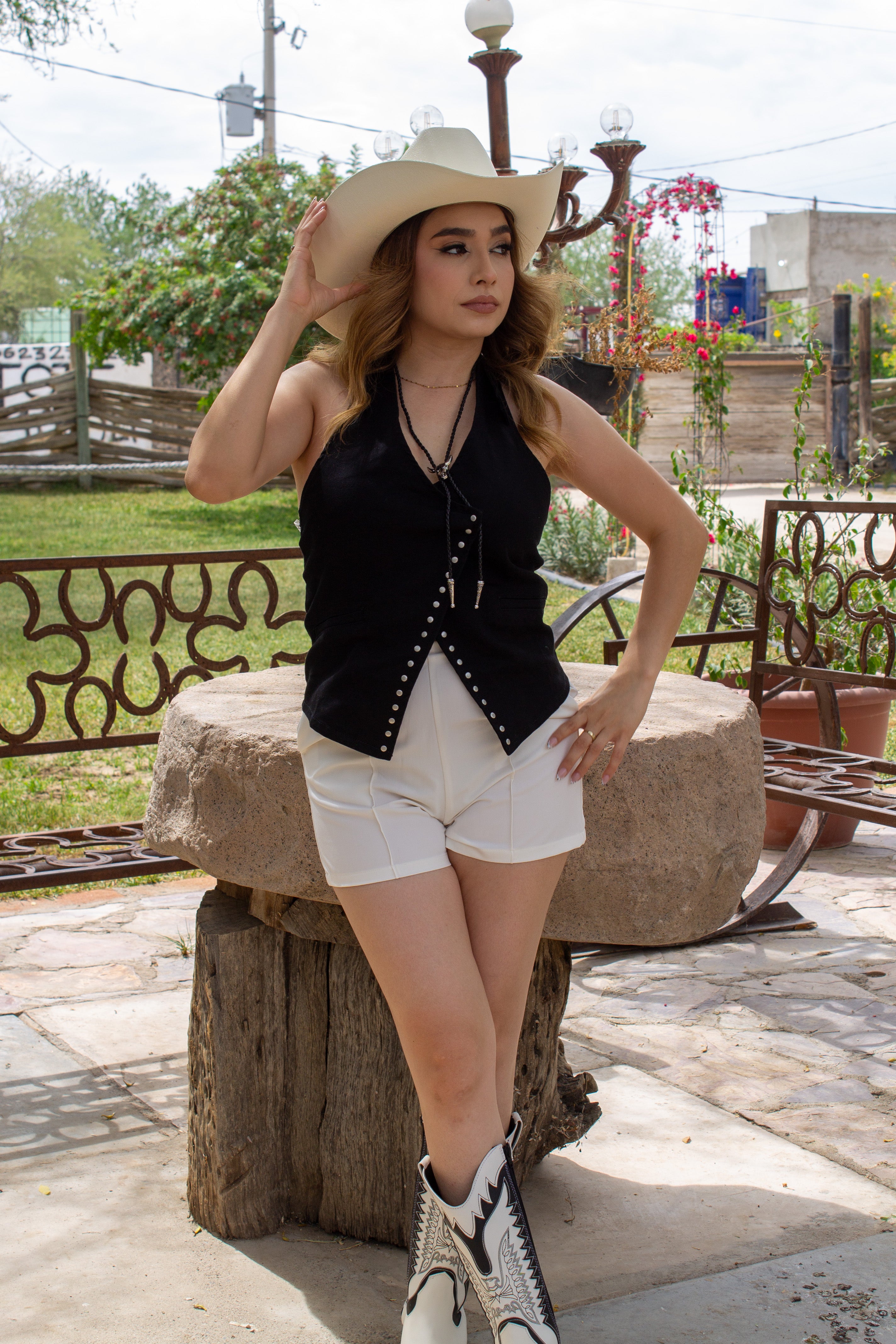 TOP HALTER NEGRO TACHUELA